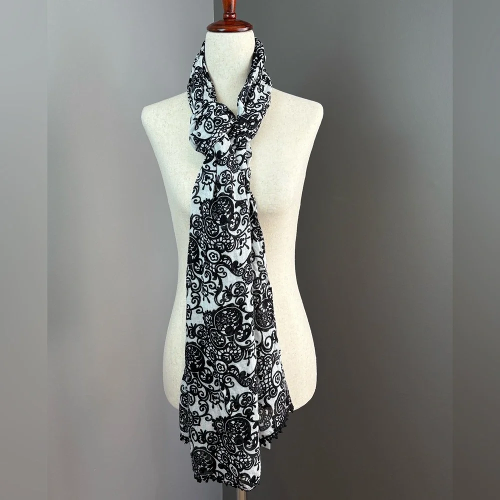 Disney Parks Mickey Mouse Scarf Black & White Tassel Fringe Very Pretty Design